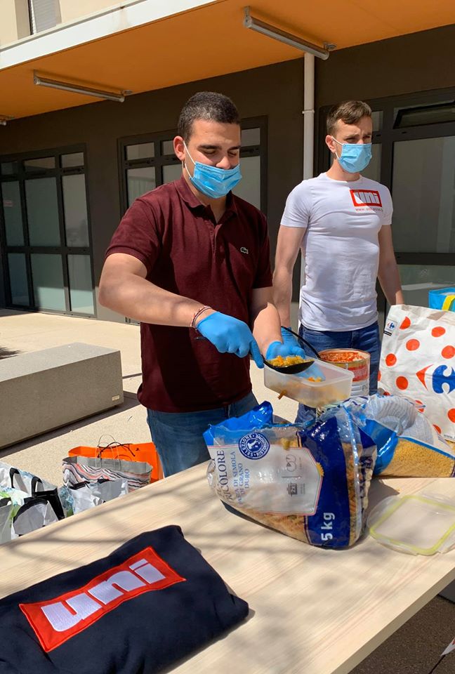 Image Aux côtés des étudiants confinés du Jas de Bouffan pour leur distribuer des paniers repas